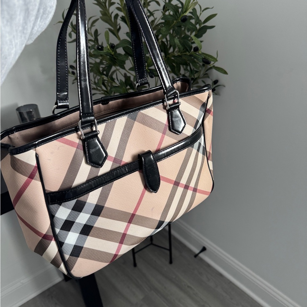 Elegant Checkered Tote with Black Accents - Picture 4 of 7